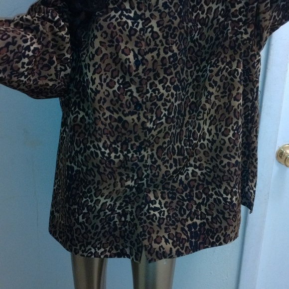 Susan graver leopard print button-down dress shirt. With shoulder pads - Picture 4 of 12